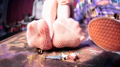 Cover for 'Giganta Dominando Escravo De Pes - Giantess Dominates Foot Slave'